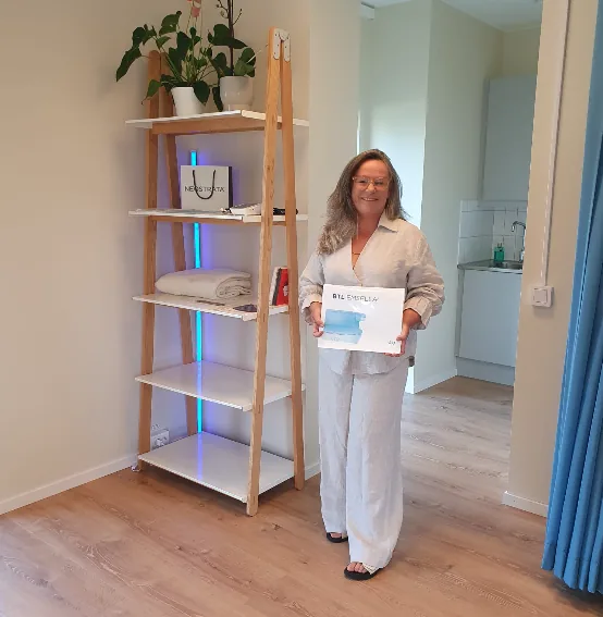 Dr Dominika i behandlingsrummet med Emsella